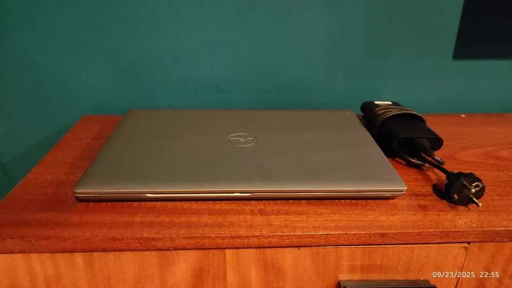 Лаптоп Dell Latitude 5521 много запазен