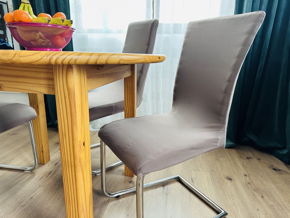 Masa cu patru scaune