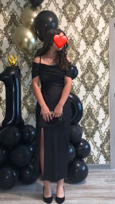 Черное атласное платье