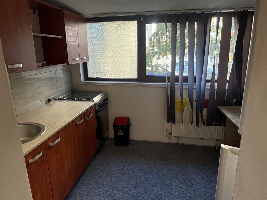 Inchiriez apartament zona miorita liceul Karpen
