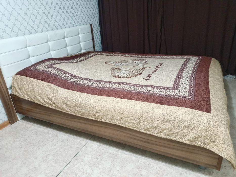 Продам кровать с матрасом.