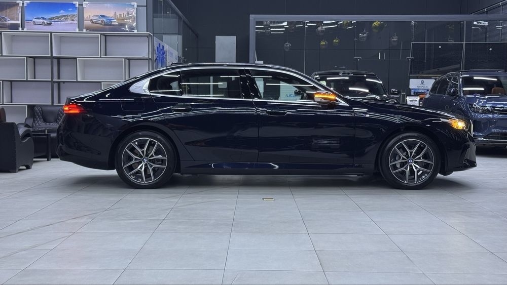 BMW i5 e-Drive.  713 km. 40 L
