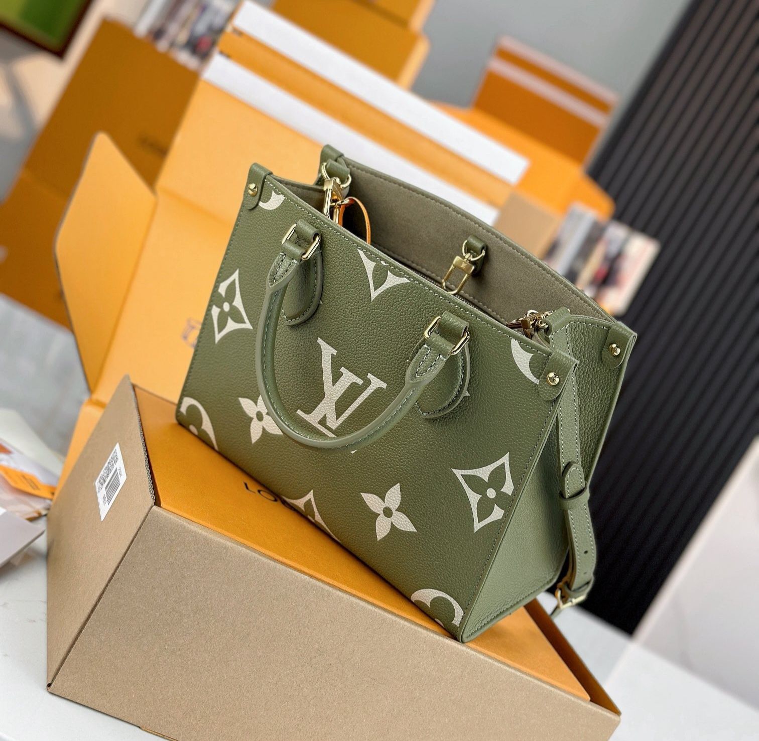 Geanta Louis Vuitton Onthego 26cm verde, tip Premium