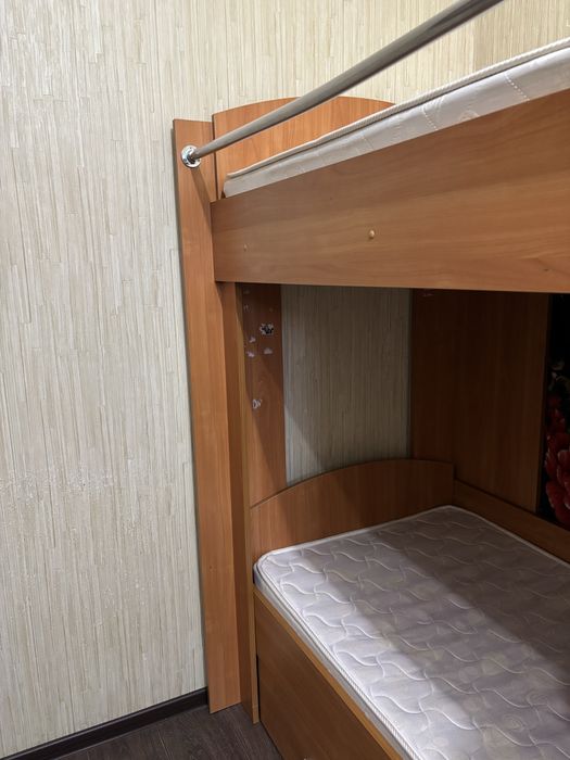 Двухярусная кровать .