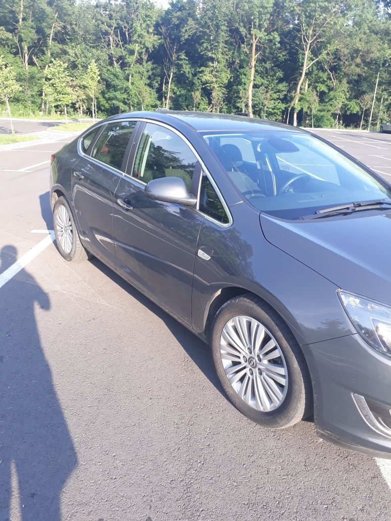 Opel Astra j Sedan