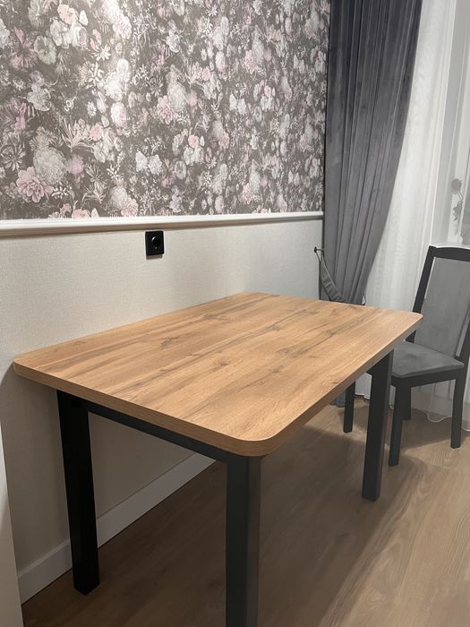 Продам кухонный стол , деревенный в хорошем состоянии. Он раздвигается