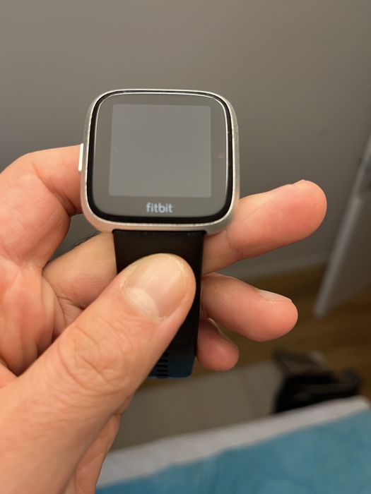 Ceas smartwatch Fitbit Versa Lite si bratara fitness Fitbit Inspire HR