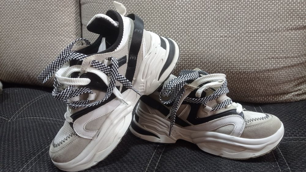 Кроссовки женские, размер 37. Б/у, в отличном состоянии(надевали  2-3