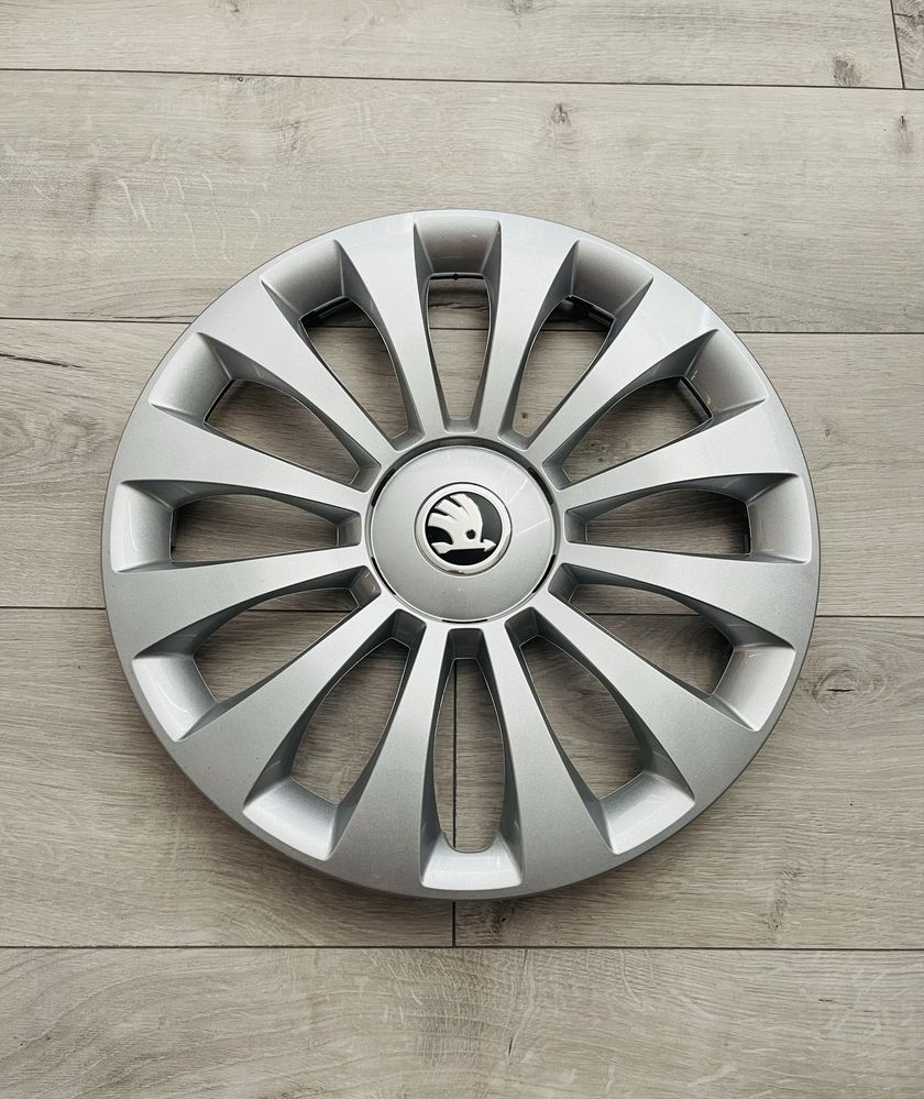 Чисто нови 3 броя 15 цолови оригинални тазове за Skoda
