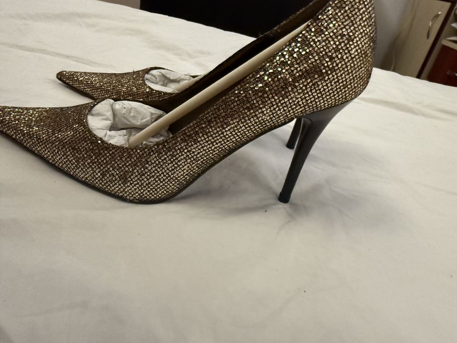 Toti pantofi la 100 de lei perechea , sunt noi sau ca si noi .