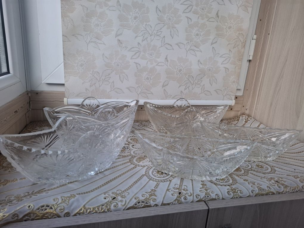 Вазы для цветов и лодочки хрустальные.