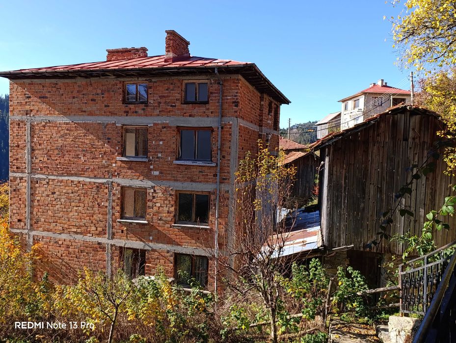Продавам 5-етажна къща в село Кутела, обл. Смолян