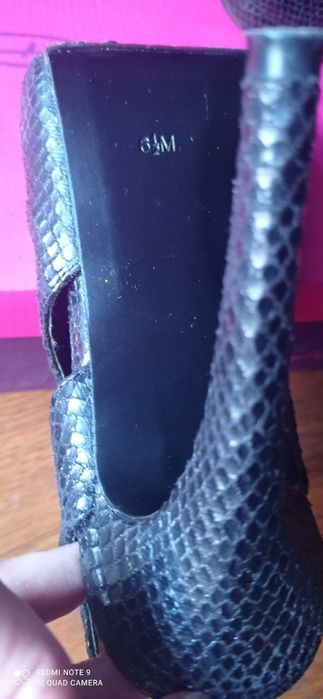 Vand sanda eleganta, Guess