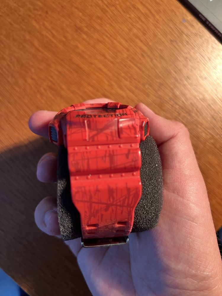 Casio G-Shock - червен камуфлаж