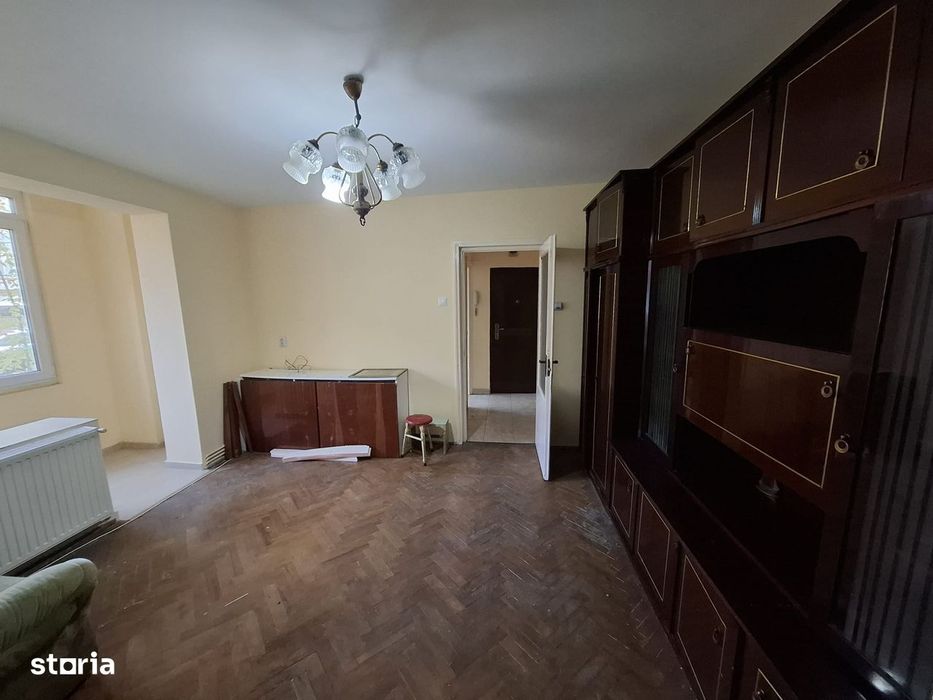 Str. G. Cosbuc (zona scolii 11) – apartament 2 camere, balcon inchis