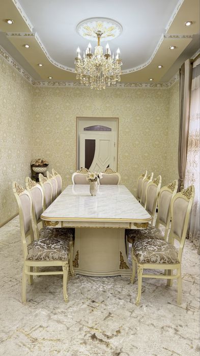 Столы и стулья для гостиной