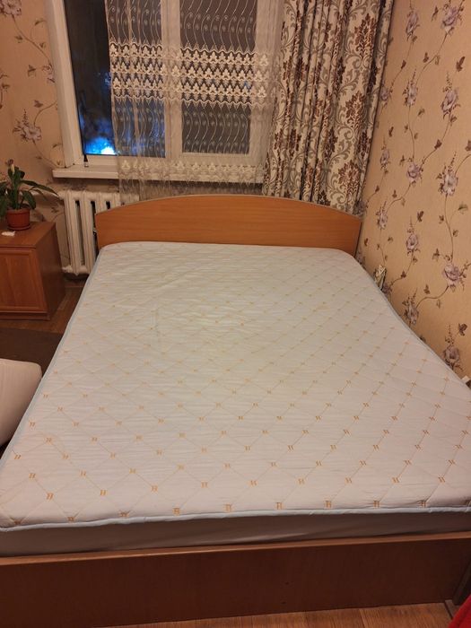 Кровать двухспальная с матрасом