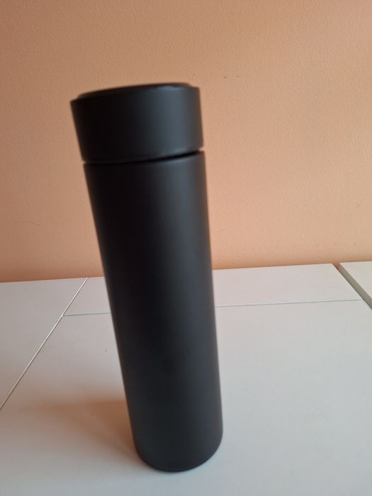 Чисто нов черен термос