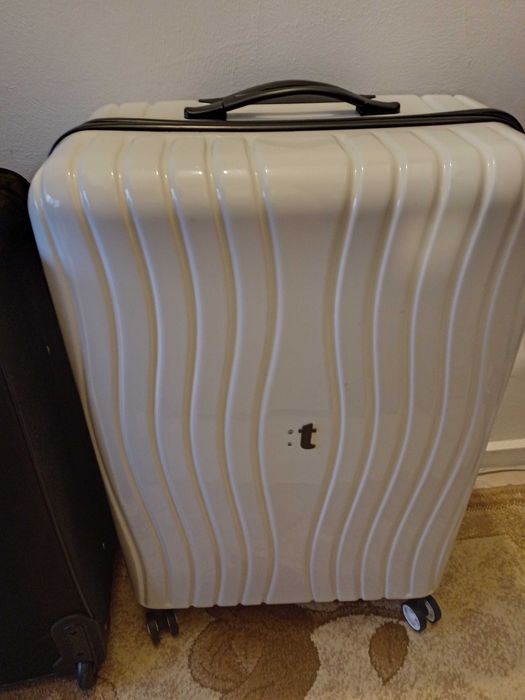 Куфар с колелца и дръжка