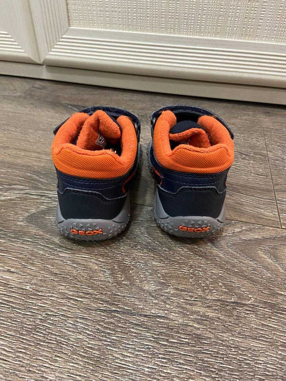 Детские демисезонные ботинки GEOX, 22 размер  в идеальном состоянии