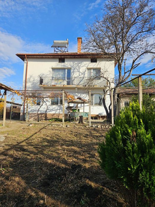 ПРОДАВА СЕ: Просторна двуетажна къща с двор и чудесна локация!