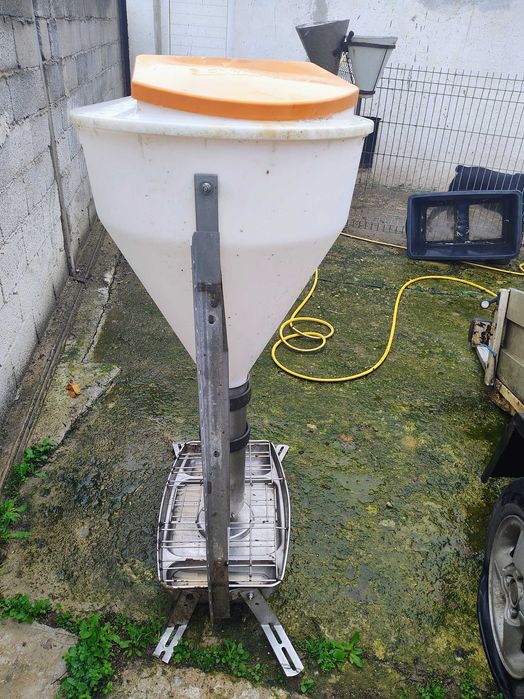 Неръждаема бункерна хранилка