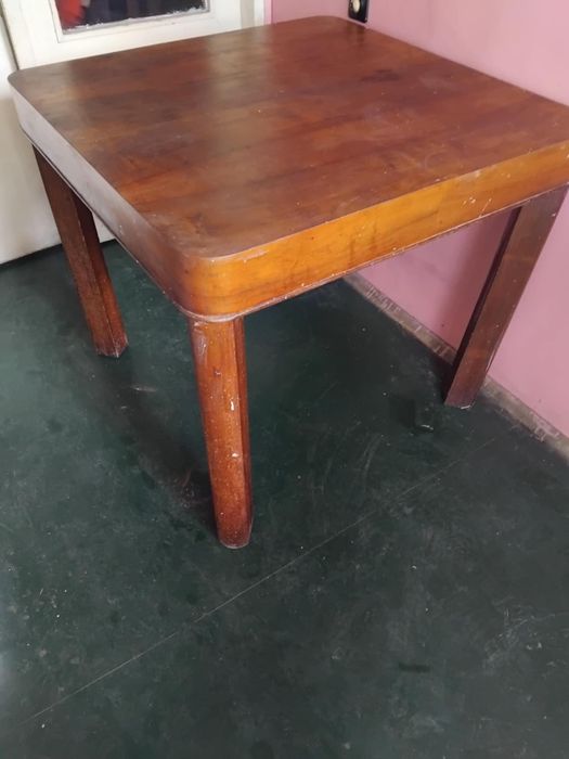 Квадратна кухненска маса