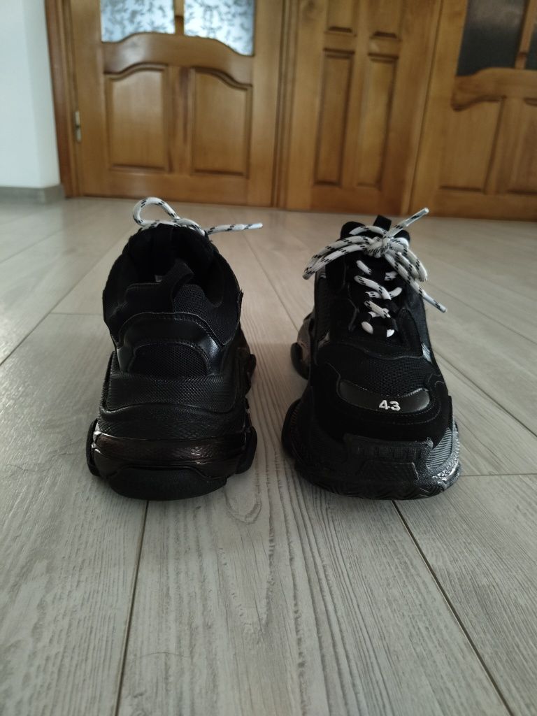BALENCIAGA Triple s 43