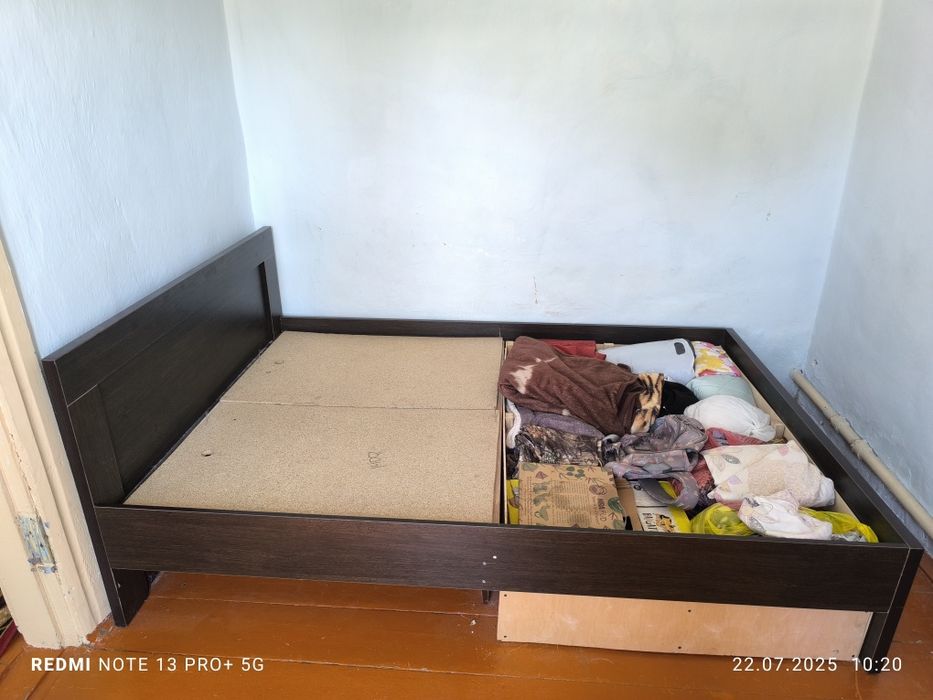 Продам кровать 
Продам кровать 
Размер 140х200
С самодельным ящиком хр