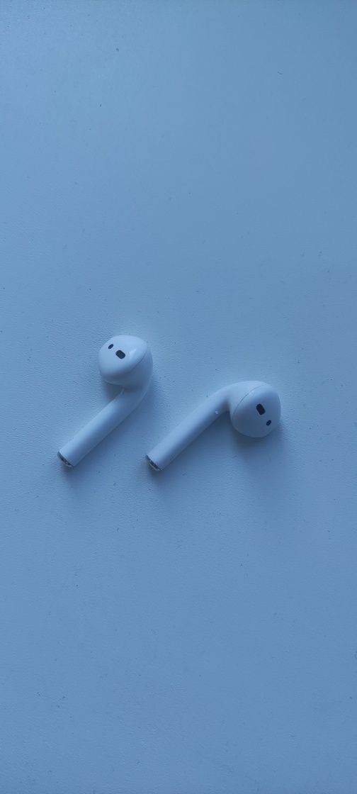 Продам наушники левый ухо и правый ухо от airpods