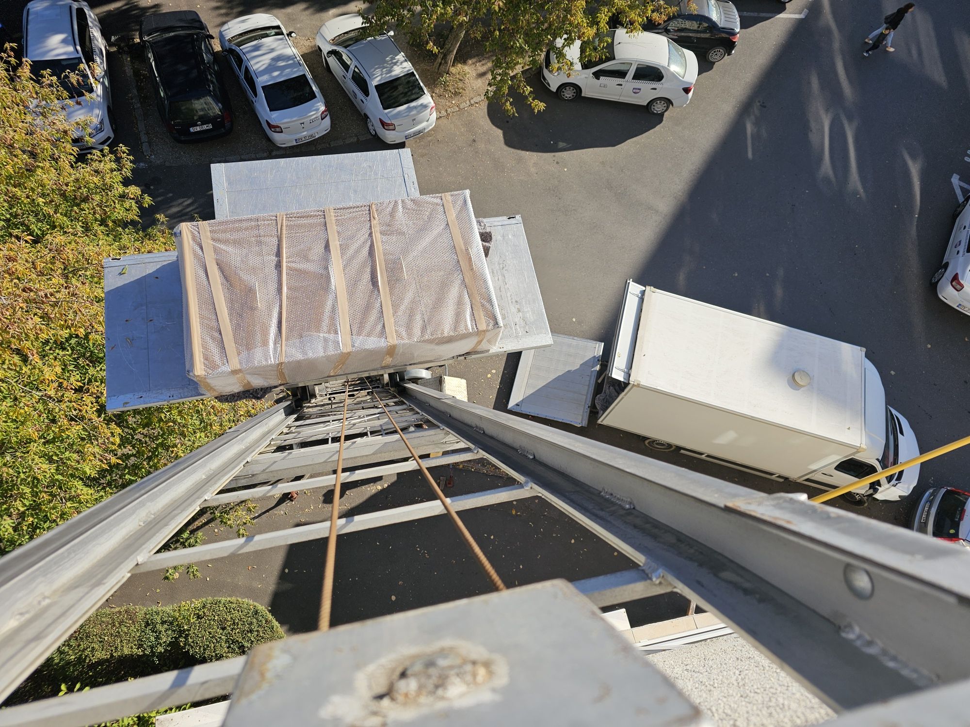 Transport mutari debarasari manipulare bunuri marfa duba cu lift reloc