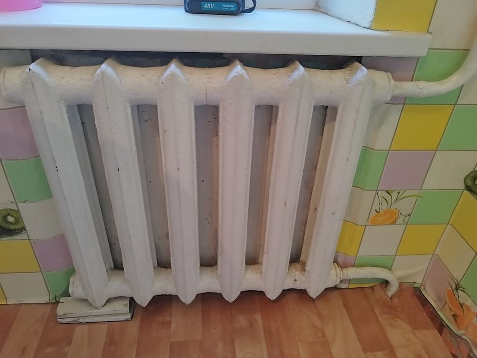 Продам чугунную батарею