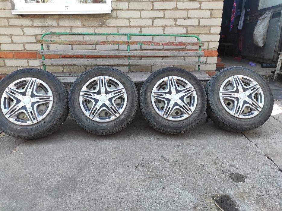 Продам комплект зимних шипованных шин с дисками и колпаками
