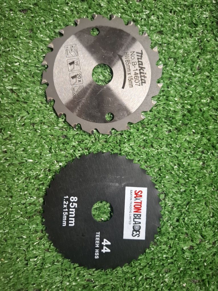 Чисто нов компактен циркуляр на Makita HS301D с батерии и зарядно