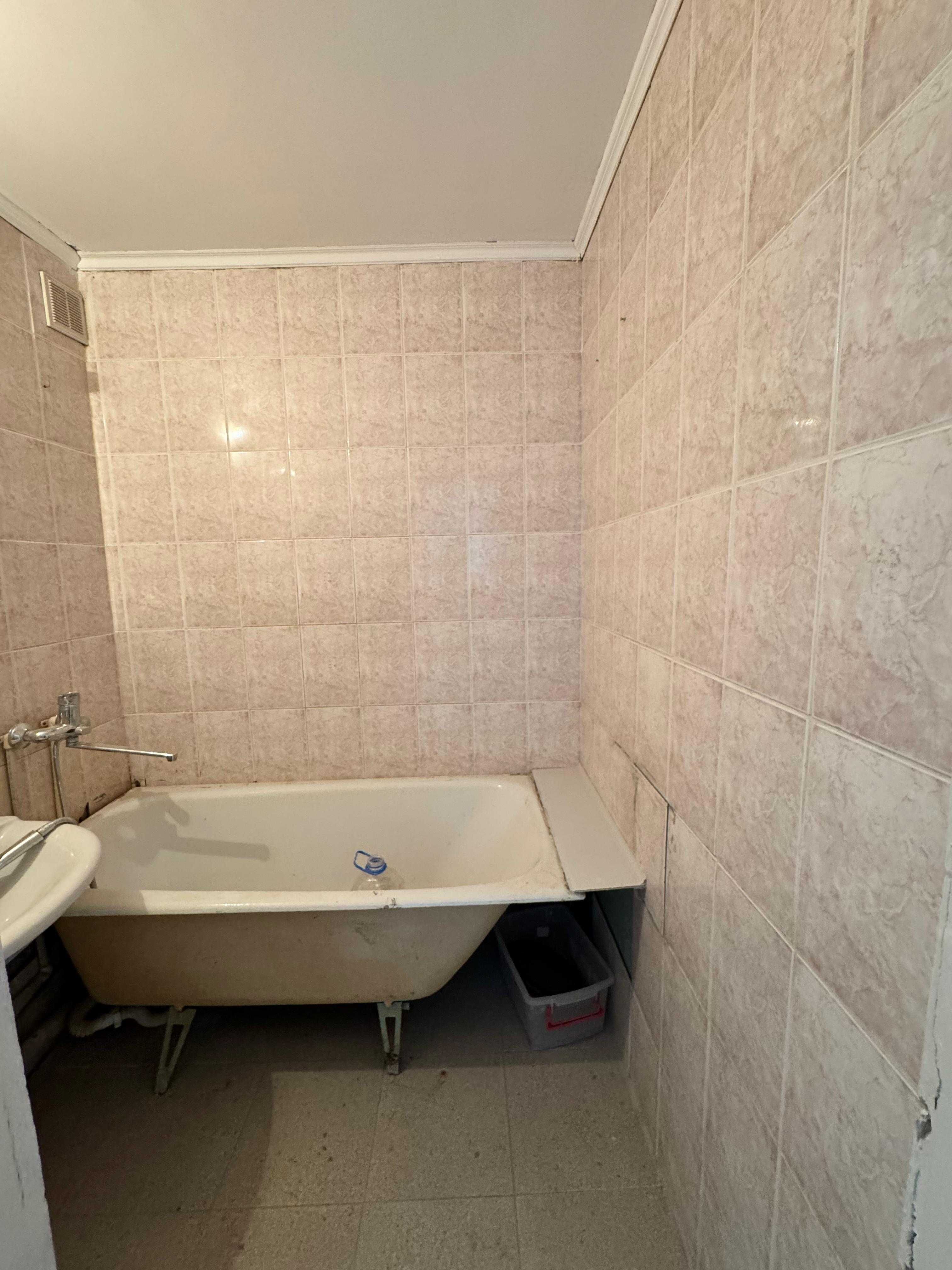 Продаём 2 комн. кв. - мкр. Восток -3 , дом 9 на 5/5 этаже