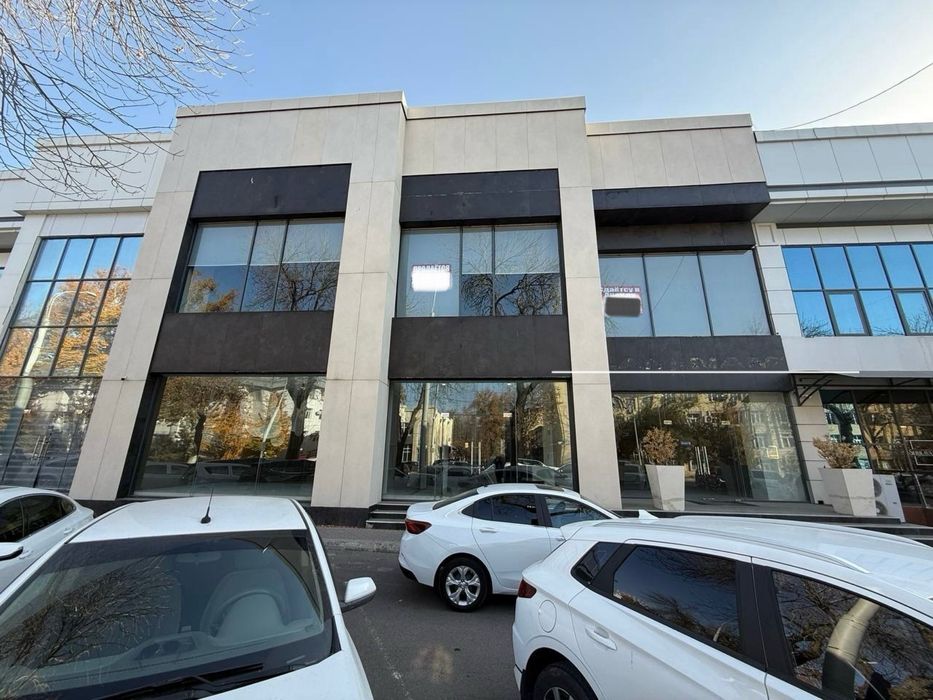 Сдаётся в аренду трёхэтажное здание, первая линия. Лабзак, быв. Динамо