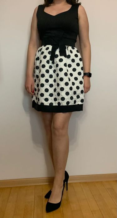 Rochie neagra, noua cu eticheta