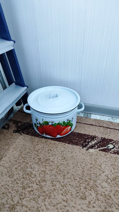 Эмалированные кастрюли