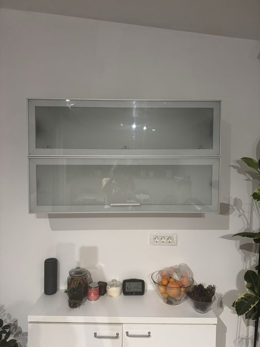 Dulap suspendat pentru pahare