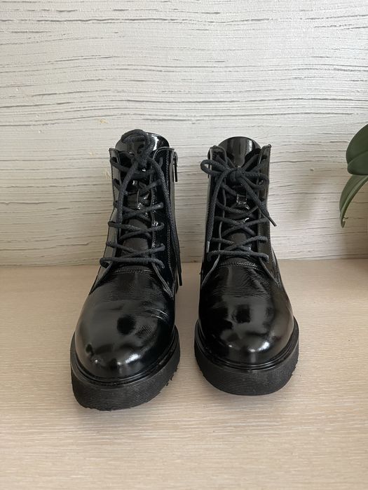 Боти от естествена кожа - лак и велур