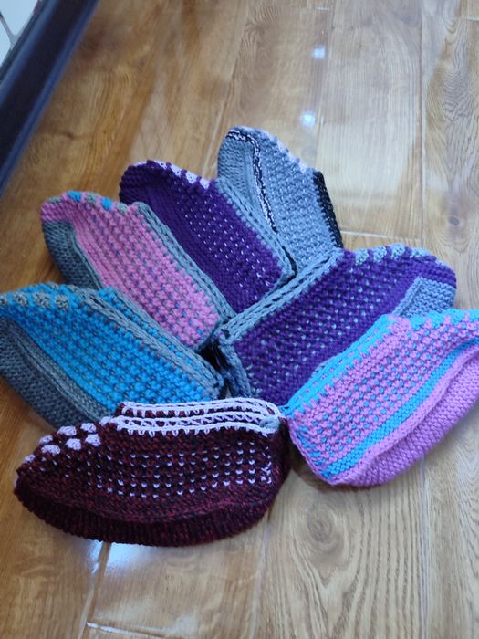 Тапочки- следки,вязанные спицами и крючком