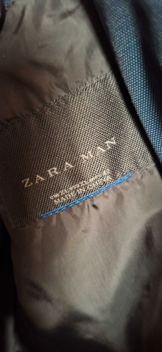 Geaca de barbati de toamna Zara, impecabila, neagra, un pic lucioasa.