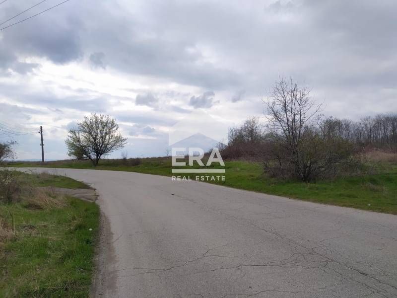 Голям равен парцел за продажба, с ПУП, на главен път в с. Бенковски, о