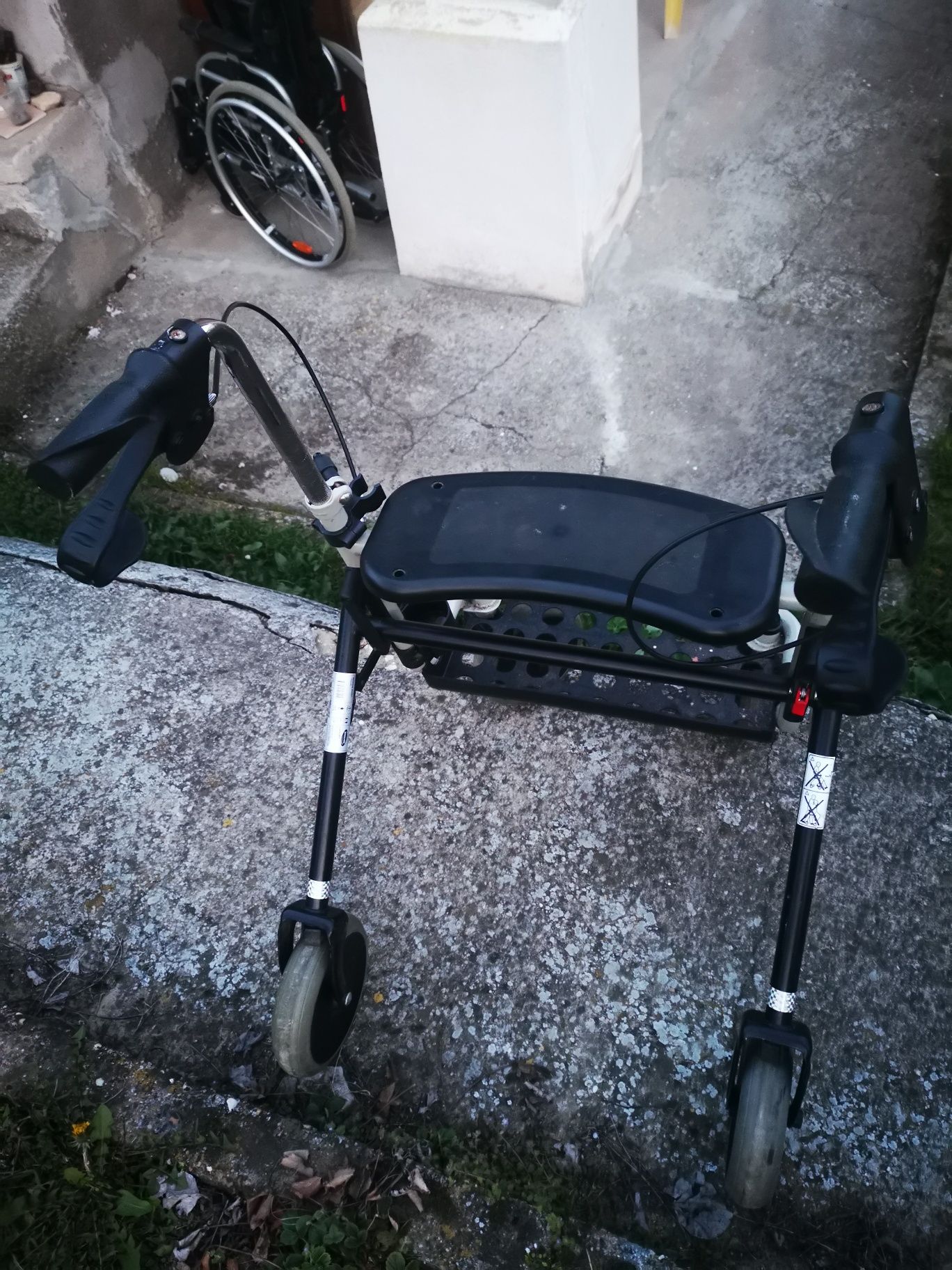 Проходилка ролатор INVACARE  възрастни,оперирани,трудно подвижни хора