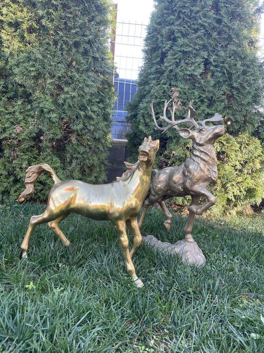 Бронзови елен  и кон
