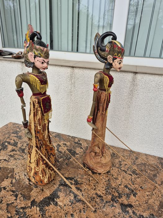 Vând 2 papusi statuiete lemn,scluptate pictate manual ,made Indonezia