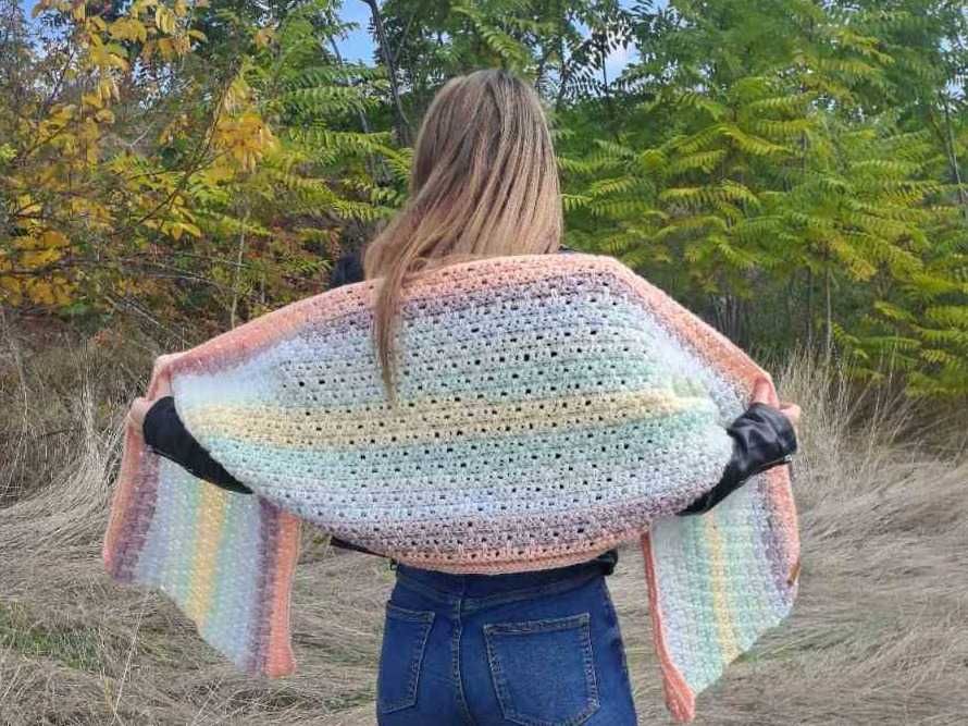 Топъл зимен шал плетен на една кука в пастелни цветове.