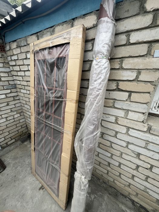 Продам, дверь новая, лестница железная, стол раскладной дешево