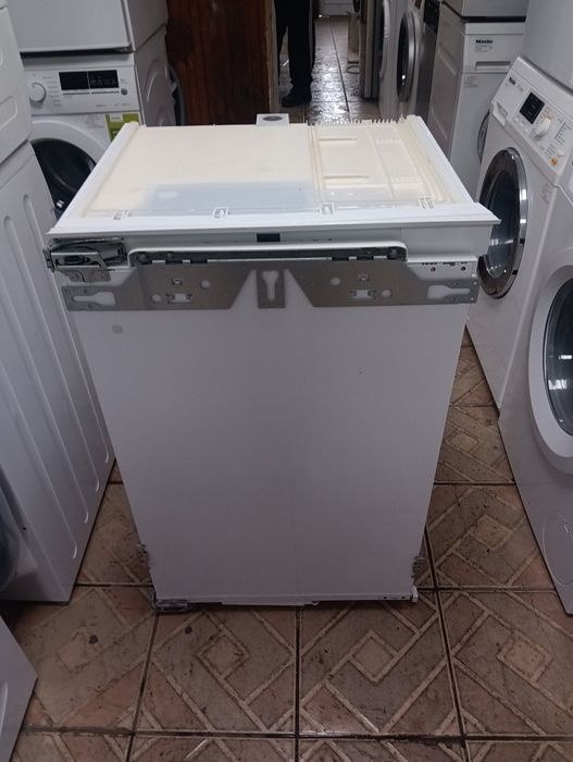 Като нов  малък хладилник за вграждане Liebherr с 2 години гаранция!