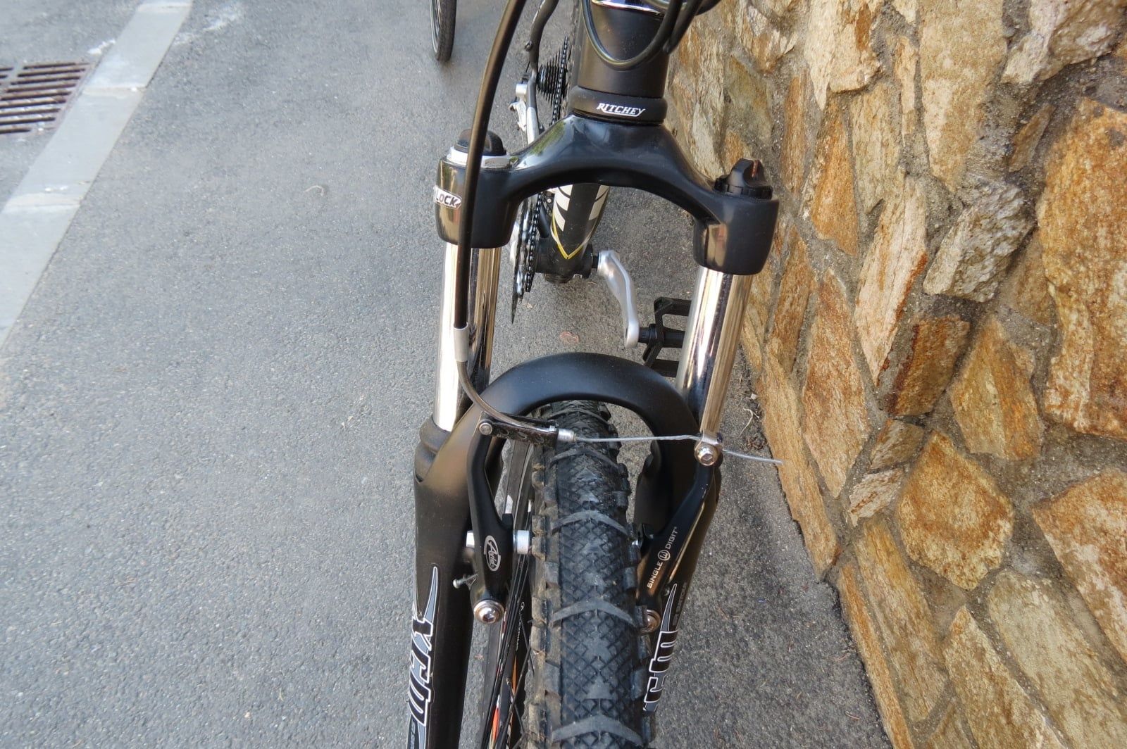 Vând mountain bike cu roti de 26"